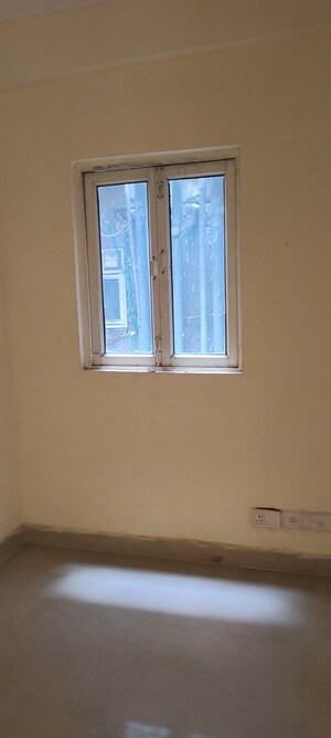 Room in 3.5 BHK Apartment at Aims Golf City, Sector 75 – for Rent