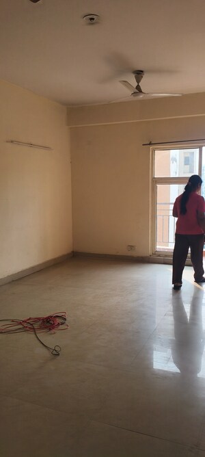 Room in 3.5 BHK Apartment at Aims Golf City, Sector 75 – for Rent