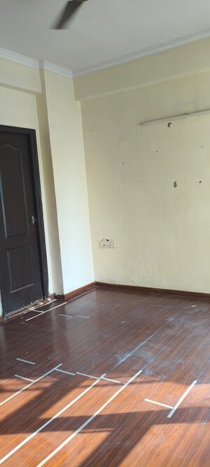 Room in 3.5 BHK Apartment at Aims Golf City, Sector 75 – for Rent