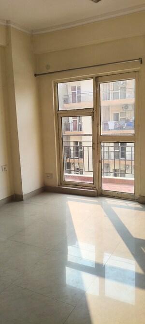 Room in 3.5 BHK Apartment at Aims Golf City, Sector 75 – for Rent