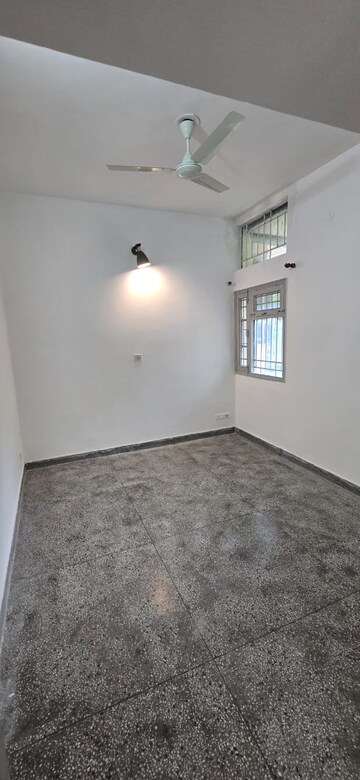 Room in 3 BHK Apartment at Vasant Kunj – for Rent