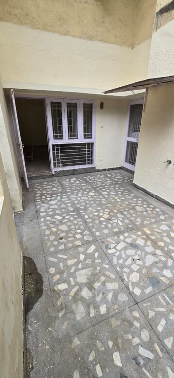 Room in 3 BHK Apartment at Vasant Kunj – for Rent