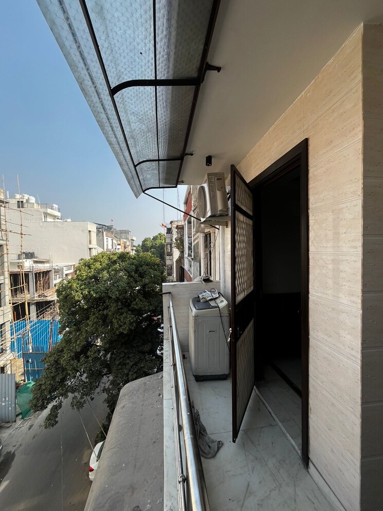 Balcony, lajpat nagar i 1.5 Bedroom 650 Sq.Ft. Builder Floor In Lajpat Nagar I Delhi 9498244