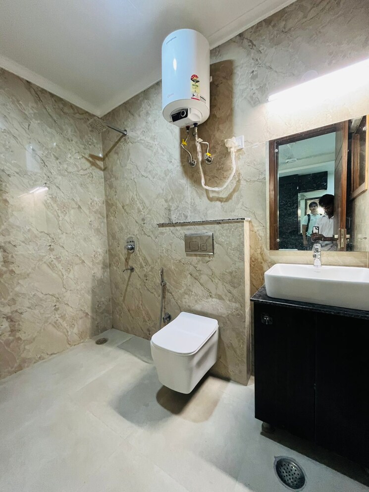 Bathroom, freedom fighters enclave 1 RK 300 Sq.Ft. Builder Floor In Freedom Fighters Enclave Delhi 9498262