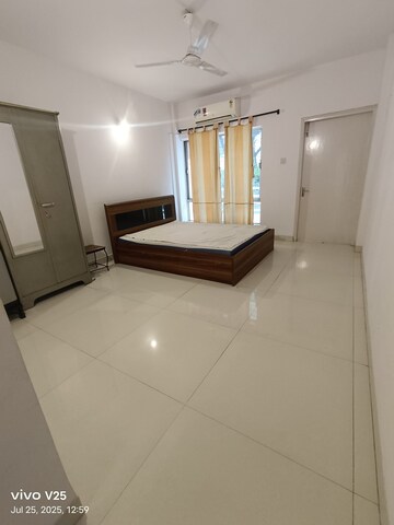 Room in 2 BHK Apartment at Madhusudan Park, Koregaon Park – for Rent