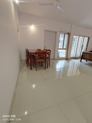 Room in 2 BHK Apartment at Madhusudan Park, Koregaon Park – for Rent