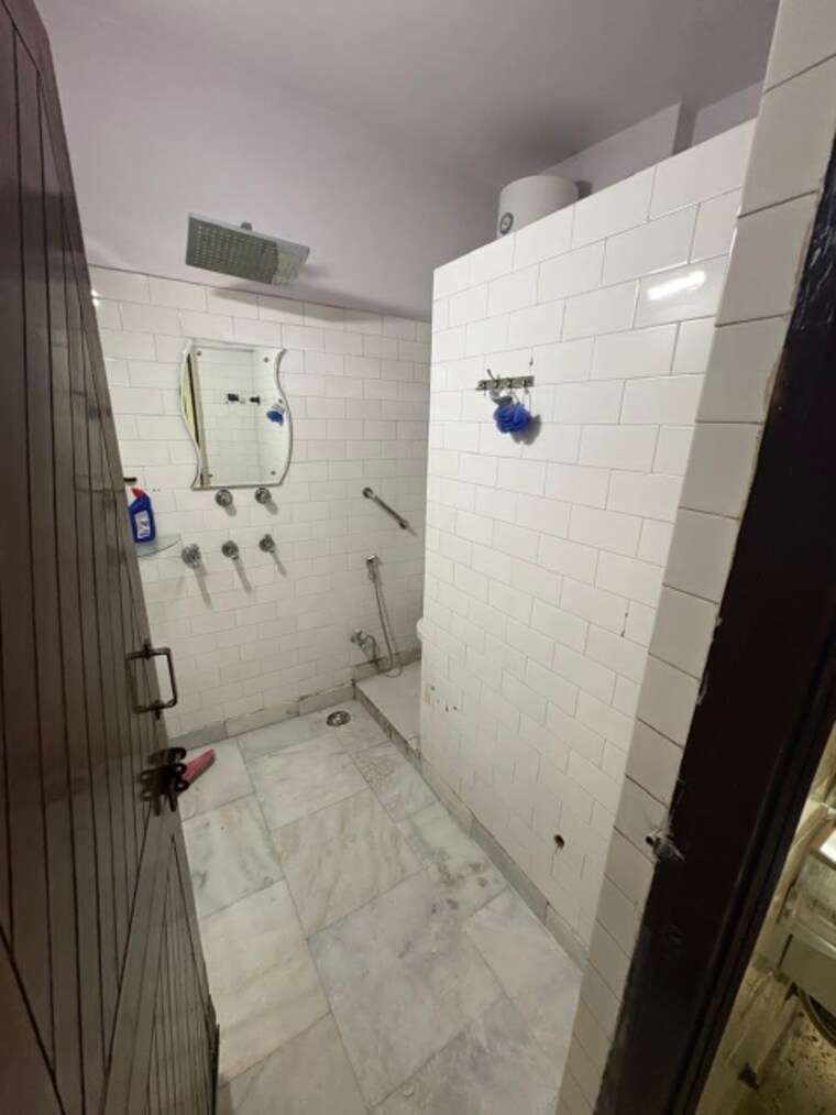 Bathroom, kalkaji 2 Bedroom 980 Sq.Ft. Builder Floor In Kalkaji Delhi 9498567