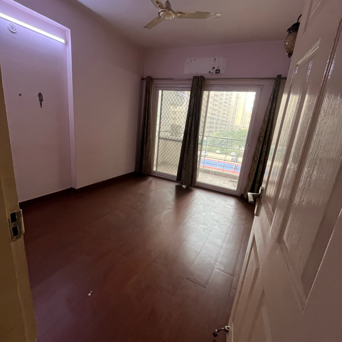 2.5 BHK + Study Room Apartment For Rent in Express Zenith