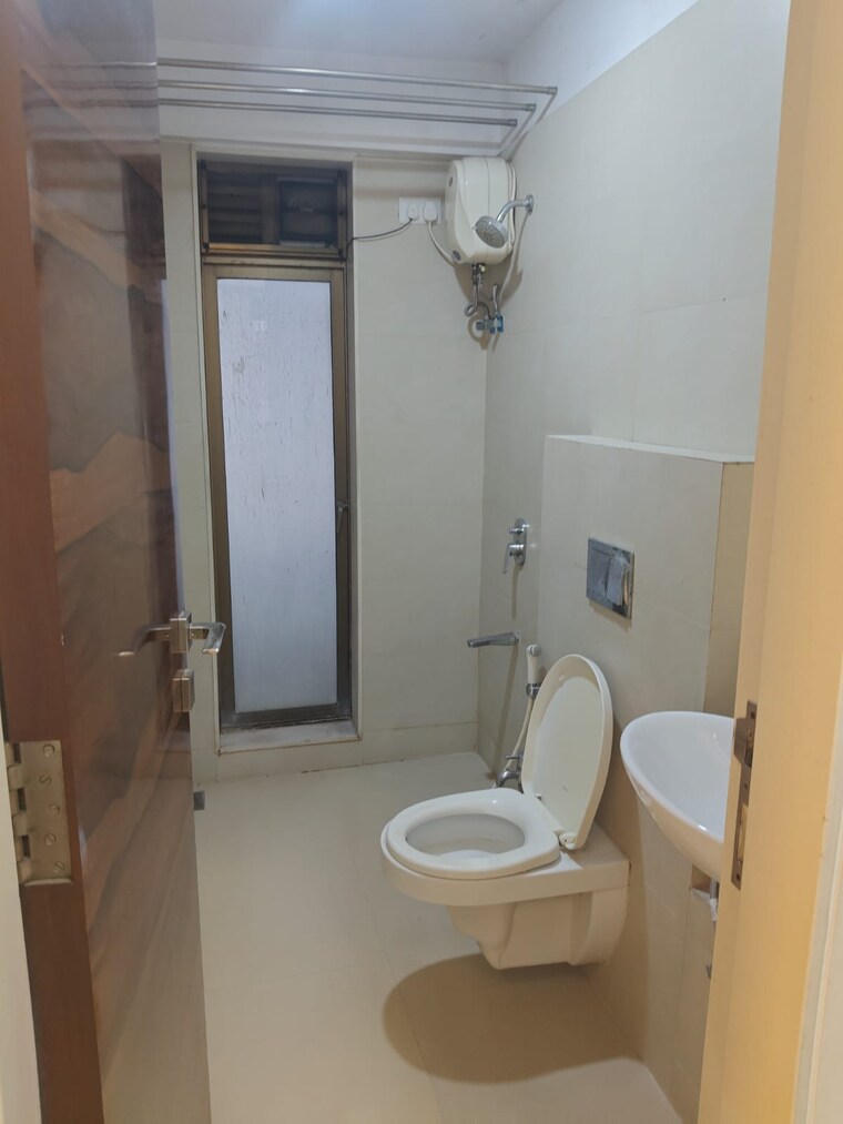 Bathroom, vile parle west 2 Bedroom 727 Sq.Ft. Apartment In Vile Parle West Mumbai 9498623