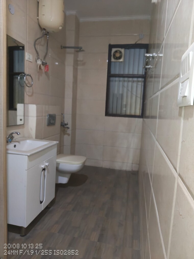 Attached Bathroom, sector 14 3 Bedroom 1800 Sq.Ft. Builder Floor In Sector 14 Gurgaon 9498575