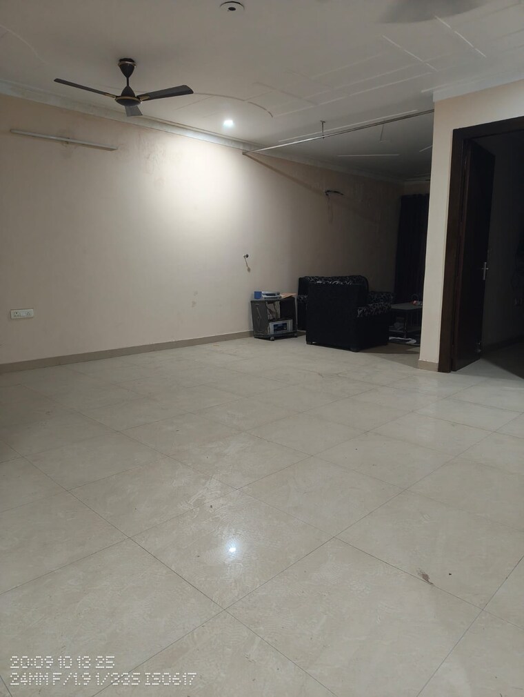 Room, sector 14 3 Bedroom 1800 Sq.Ft. Builder Floor In Sector 14 Gurgaon 9498575