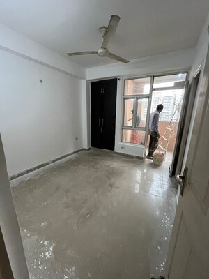 Room in 2 BHK Apartment at Supertech Cape Town, Sector 74 – for Rent