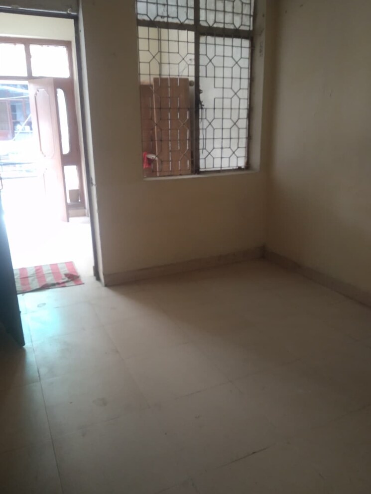 Room, greater kailash i 3 Bedroom 500 Sq.Yd. Builder Floor In Greater Kailash I Delhi 9498673
