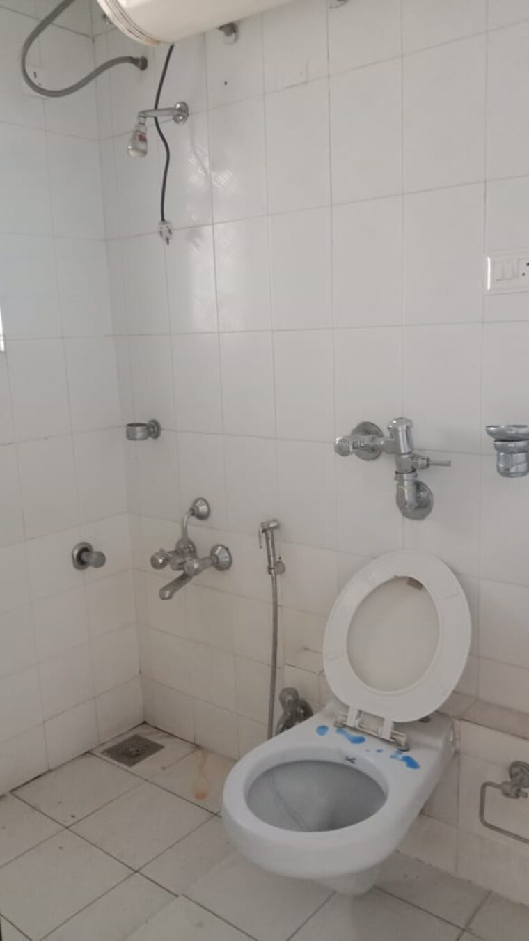 Bathroom, erandwane 3 Bedroom 1500 Sq.Ft. Builder Floor In Erandwane Pune 9498912