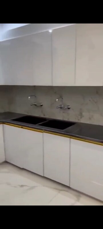 Furnished Amenities in 4 BHK Builder Floor at BPTP District Phase 2, Sector 84 – for Rent