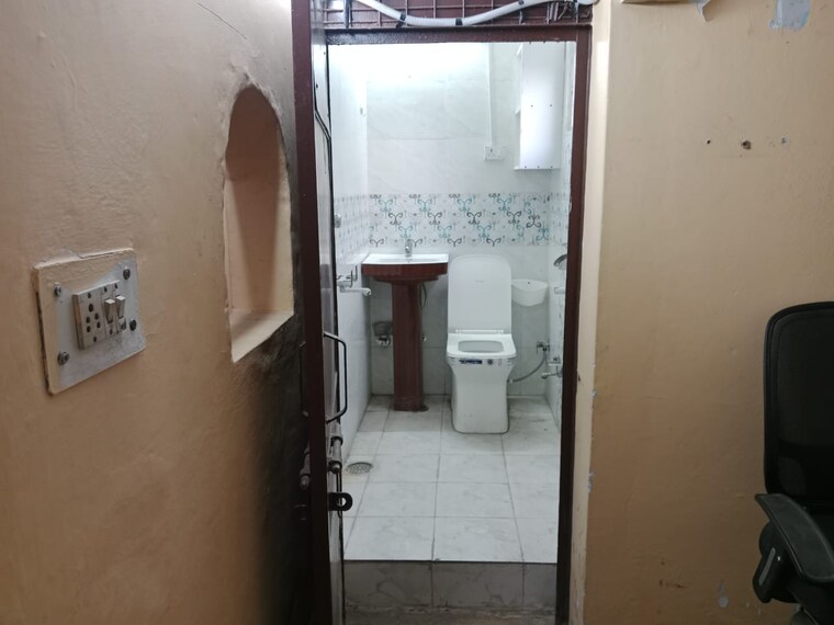 Bathroom, kalkaji 2 Bedroom 100 Sq.Yd. Builder Floor In Kalkaji Delhi 9499000