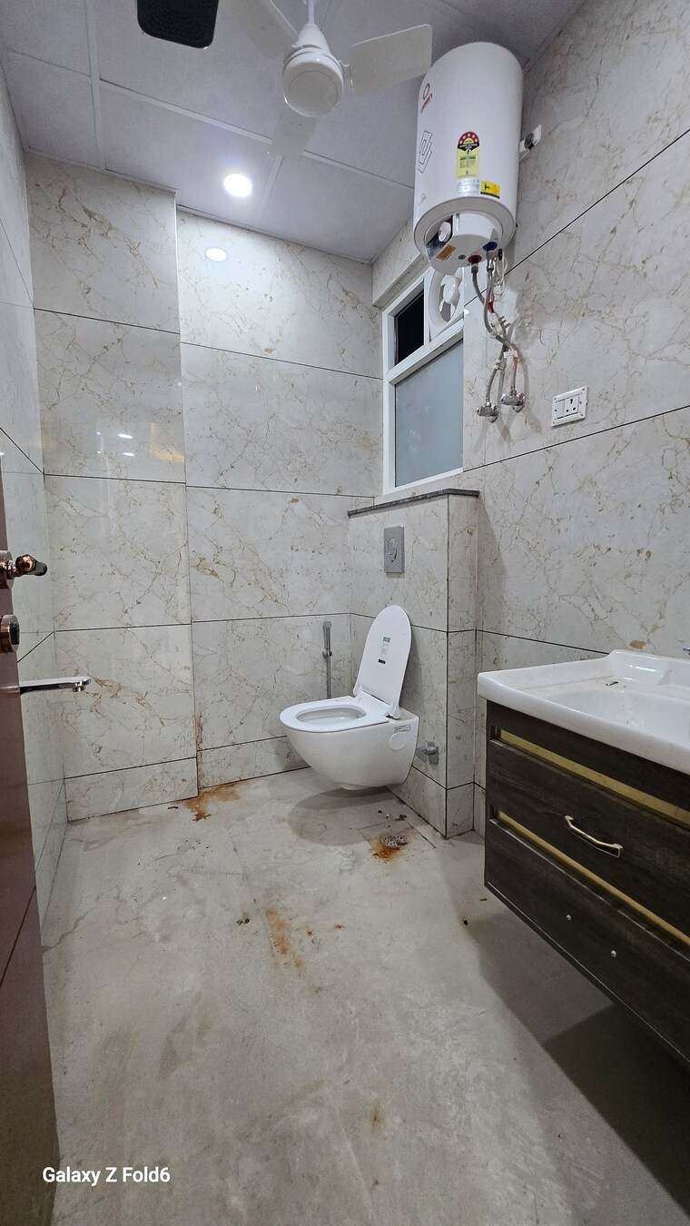 Bathroom, chattarpur 3 Bedroom 1200 Sq.Ft. Builder Floor In Chattarpur Delhi 9499188