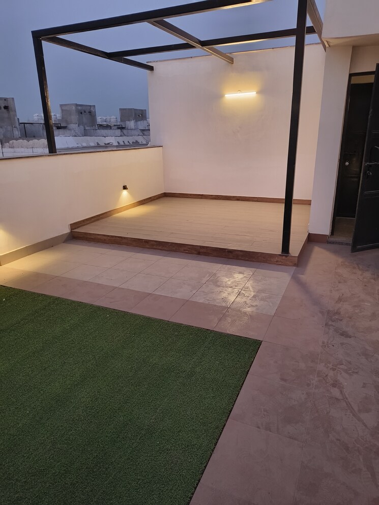 Terrace, raj-one-good-earth 3.5 Bedroom 1700 Sq.Ft. Builder Floor In Sector 71 Gurgaon 9499621