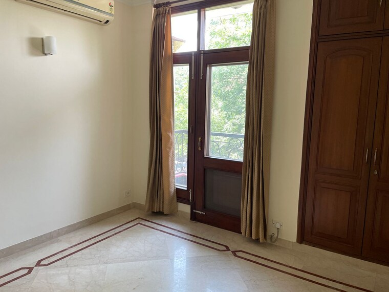 Room, kailash colony 4 Bedroom 311 Sq.Yd. Builder Floor In Kailash Colony Delhi 9499403