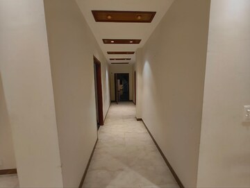 Building Lobby in 3.5 BHK Apartment at Parsvnath Exotica, Sector 53 – for Rent