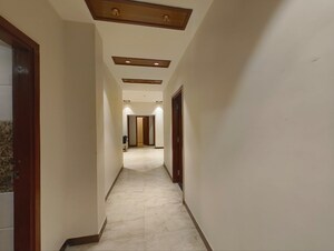 Building Lobby in 3.5 BHK Apartment at Parsvnath Exotica, Sector 53 – for Rent