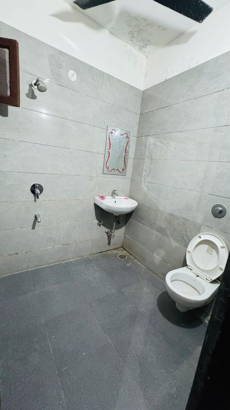 Bathroom, pir machalla 4 Bedroom 2210 Sq.Ft. Apartment In Pir Machalla Zirakpur 9499475