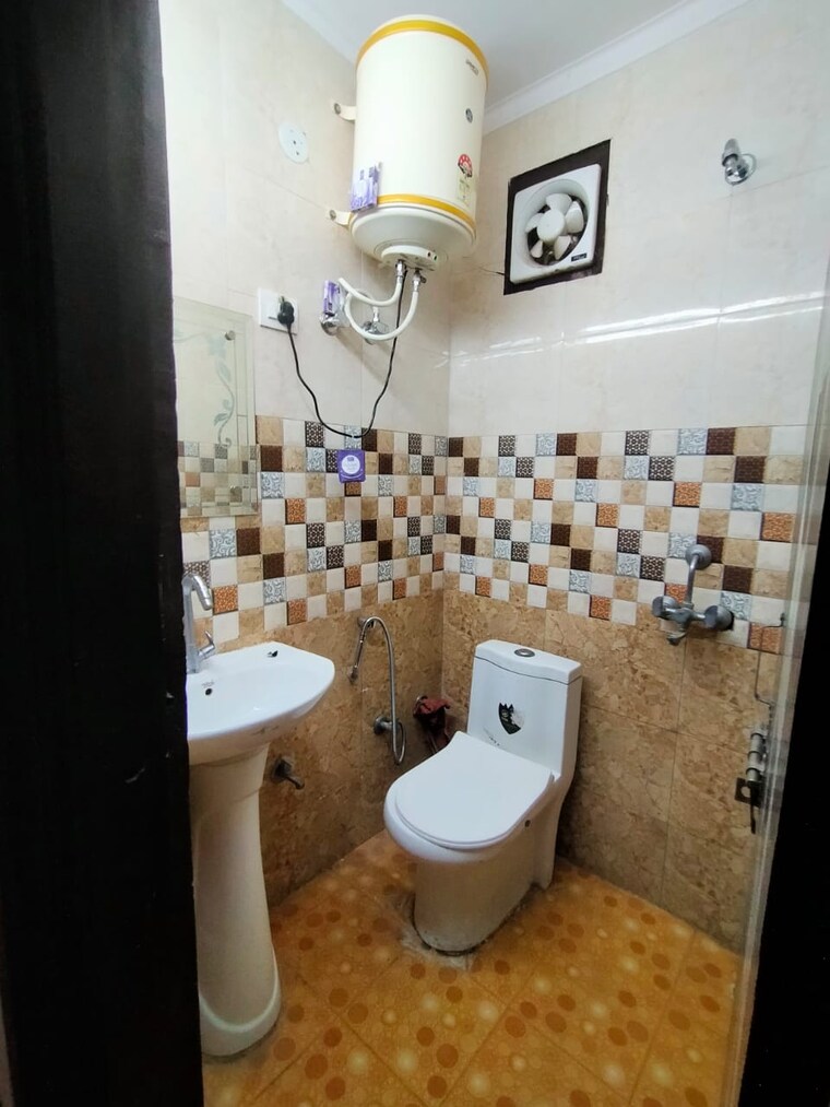 Bathroom, govindpuri 1 Bedroom 368 Sq.Ft. Builder Floor In Govindpuri Delhi 9499491