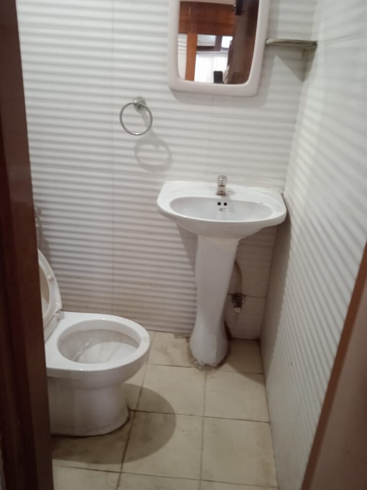 Bathroom, minto park Commercial Office Space 1600 Sq.Ft. In Minto Park Kolkata 9499533