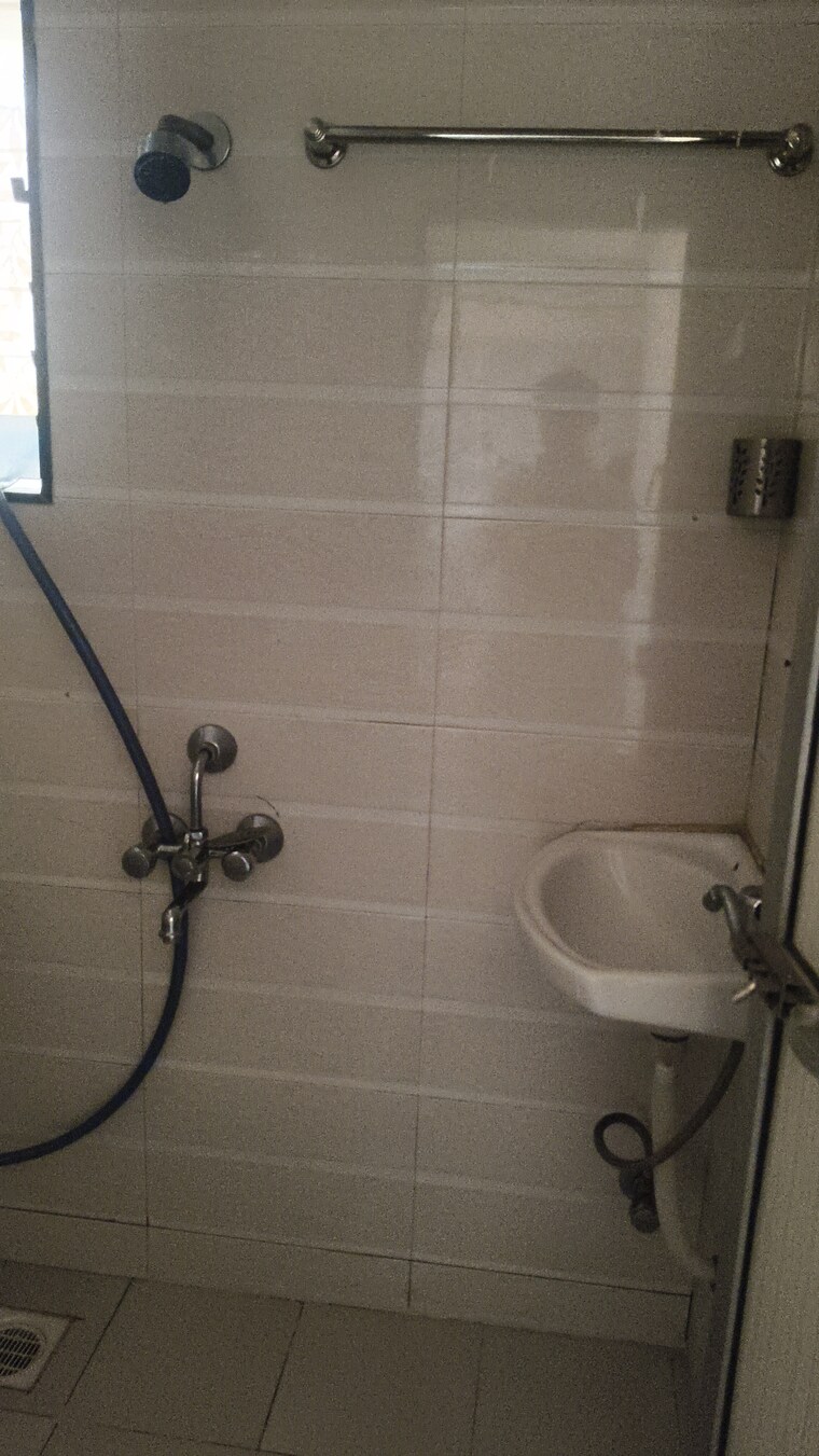 Bathroom, prabhadevi Pg For Boys & Girls In Prabhadevi 9499757