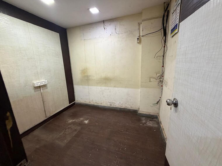 Room, goregaon west Commercial Office Space 250 Sq.Ft. In Goregaon West Mumbai 9499765