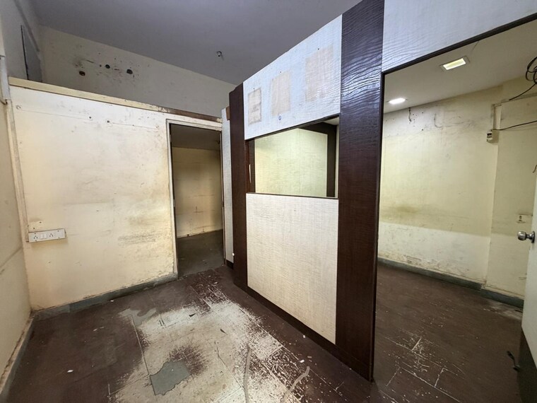 Room, goregaon west Commercial Office Space 250 Sq.Ft. In Goregaon West Mumbai 9499765