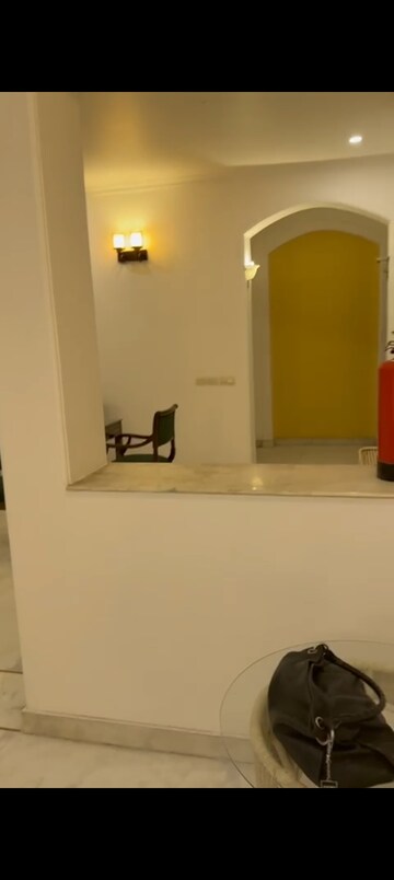 Room in 3 BHK Builder Floor at Sector 40 – for Rent