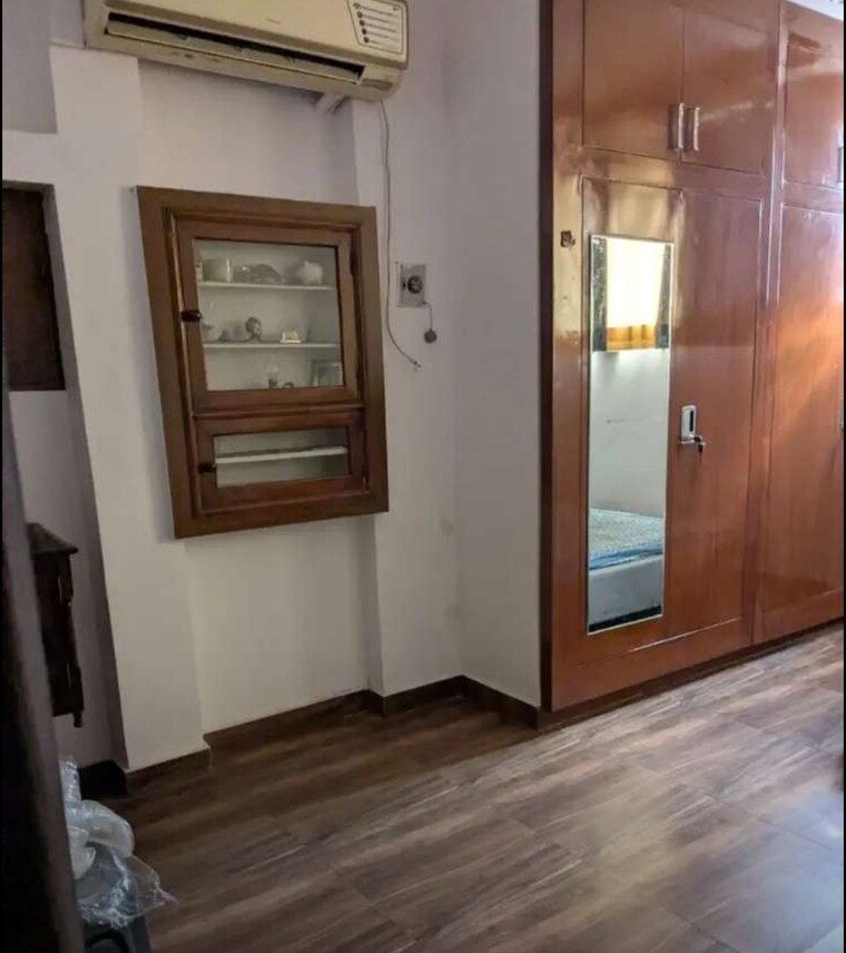 Room, hazratganj 3 Bedroom 1750 Sq.Ft. Apartment In Hazratganj Lucknow 9480350