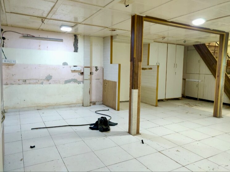 Room, malad west Commercial Office Space 570 Sq.Ft. In Malad West Mumbai 9499887