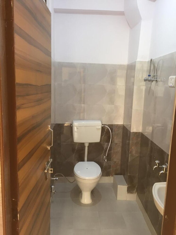 Bathroom, mayur vihar 1.5 Bedroom 650 Sq.Ft. Builder Floor In Mayur Vihar Delhi 9499912