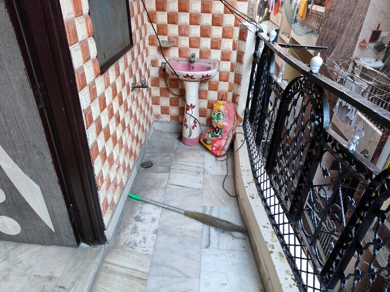 Balcony, mayur vihar 2.5 Bedroom 800 Sq.Ft. Builder Floor In Mayur Vihar Delhi 9499921