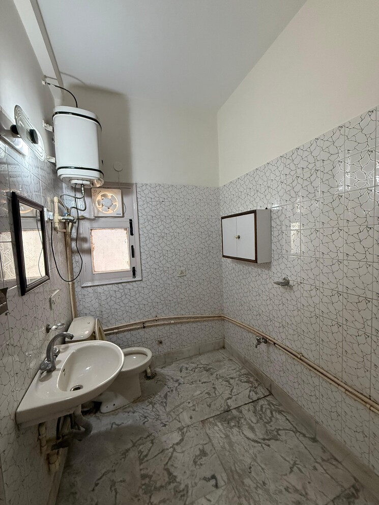 Bathroom, kalkaji 2 Bedroom 1800 Sq.Ft. Builder Floor In Kalkaji Delhi 9499993