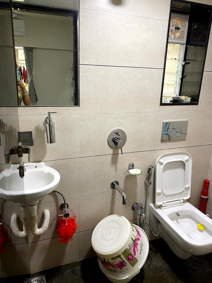 Bathroom, evershine-crown 2.5 Bedroom 1250 Sq.Ft. Apartment In Kandivali East Mumbai 9500012