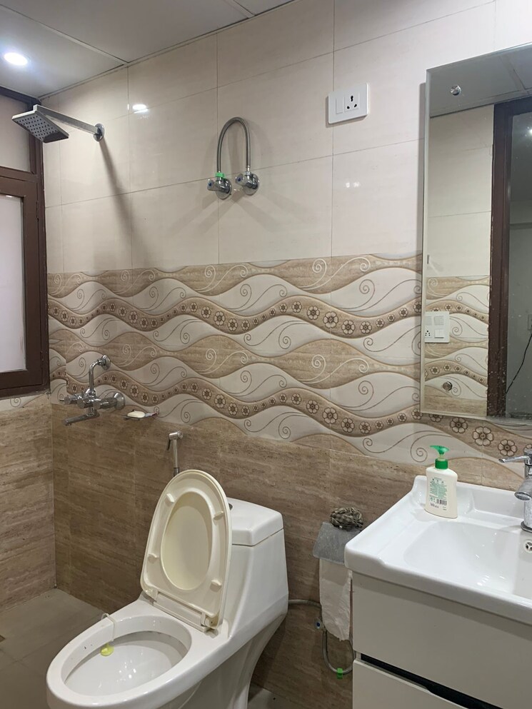 Bathroom, dlf phase v 1 Bedroom 600 Sq.Ft. Builder Floor In Dlf Phase V Gurgaon 9500010