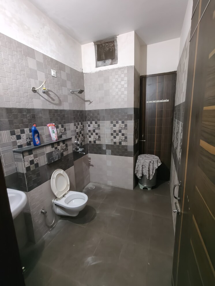 Bathroom, aura-homes 3 Bedroom 1650 Sq.Ft. Builder Floor In Patiala Road Zirakpur 9500040