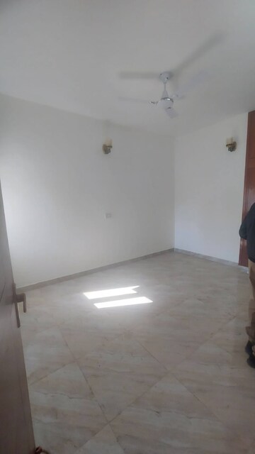 Room in 3.5 BHK Apartment at Saket – for Rent