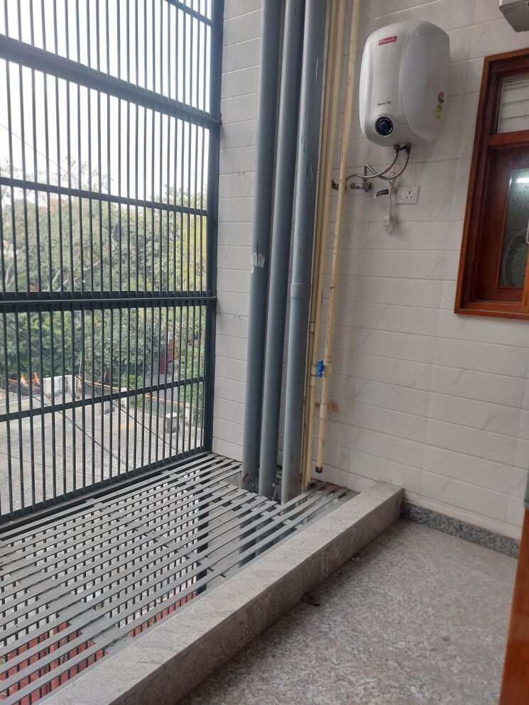 Balcony, defence colony 2 Bedroom 218 Sq.Yd. Builder Floor In Defence Colony Delhi 9500205