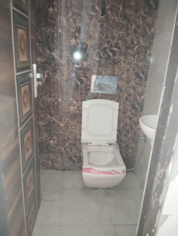 Bathroom, kalkaji 1.5 Bedroom 500 Sq.Ft. Builder Floor In Kalkaji Delhi 9500217