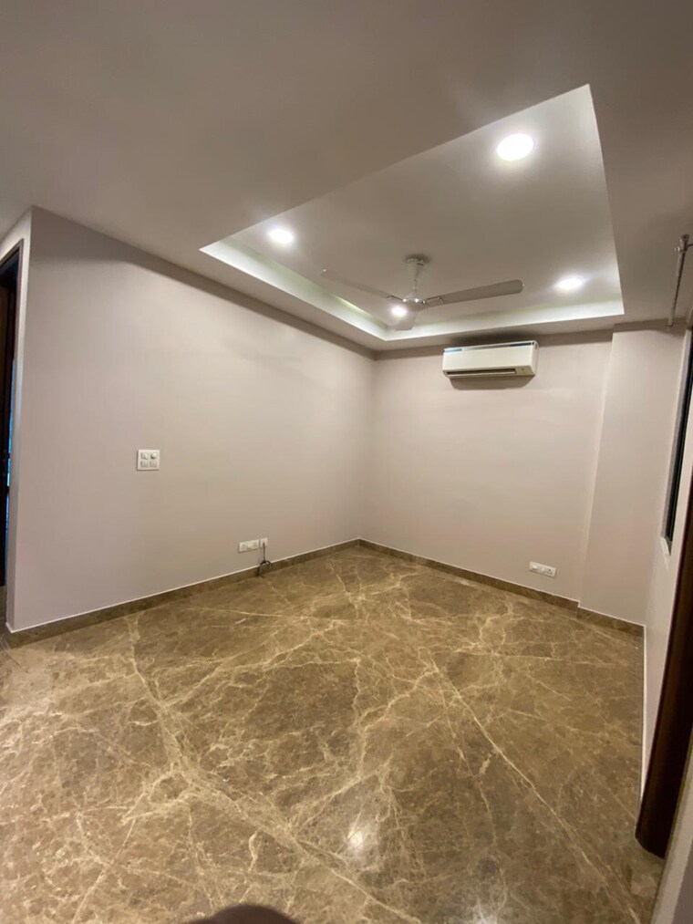 Room, defence colony 2 Bedroom 217 Sq.Yd. Builder Floor In Defence Colony Delhi 9500219