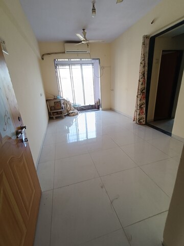 Room in 1 BHK Apartment at Bindra Complex, Andheri East – for Rent