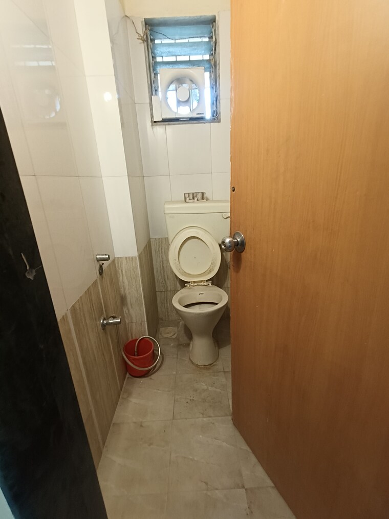 Bathroom, bindra-complex 1 Bedroom 500 Sq.Ft. Apartment In Andheri East Mumbai 9500223