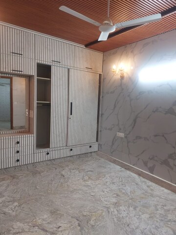 Room in 2 BHK Builder Floor at Defence Colony – for Rent