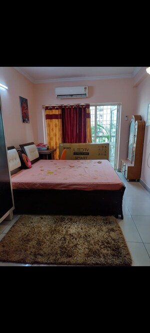 Bedroom in 4 BHK Apartment at Panchsheel Greens, Sector 16 Greater Noida – for Rent