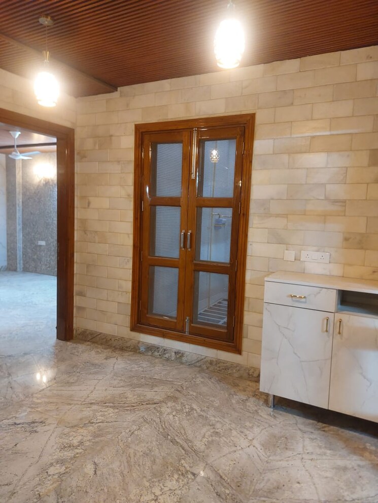 Room, defence colony 3 Bedroom 217 Sq.Yd. Builder Floor In Defence Colony Delhi 9500244