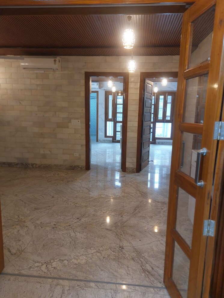 Living Room, defence colony 3 Bedroom 217 Sq.Yd. Builder Floor In Defence Colony Delhi 9500244